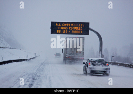 Vetture guida su una coperta di neve Interstate 70 vicino a Vail Colorado Foto Stock