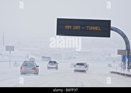 Vetture guida su una coperta di neve Interstate 70 vicino a Vail Colorado Foto Stock