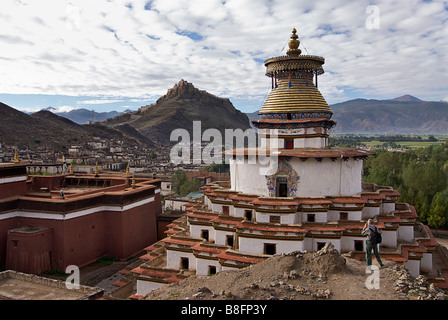 Fotografo occidentale di comporre una fotografia di Kumbum Pelkor Chöde edifici del monastero, Gyantse, Tibet Foto Stock