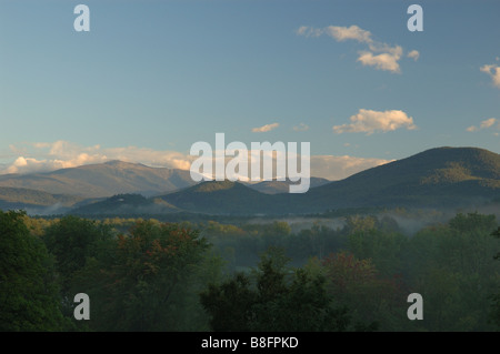 Mount Washington 6 288 ft visto da Intervale NH durante l'alba con la nebbia che giace nella valle Foto Stock