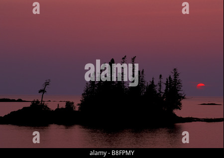 Tramonto sul lago Superiore di costa vicino a Sault Ste Marie Ontario Agosto Foto Stock