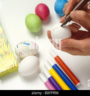 Decorare le uova per la celebrazione di Pasqua Foto Stock