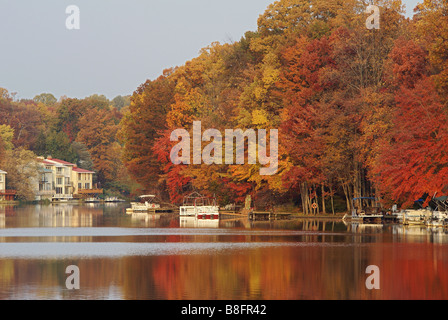 Autunno in riva al lago di Anne, a Reston in Virginia Foto Stock