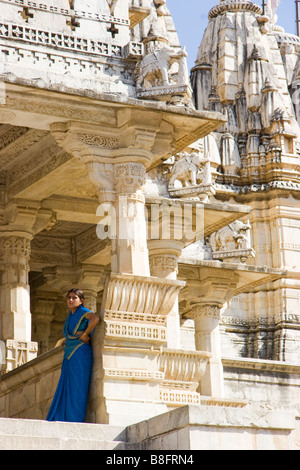 Giovane signora indiana all ingresso del tempio Jain Ranakpur Rajasthan in India Foto Stock