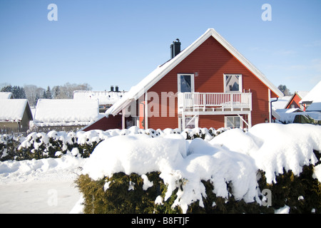 Neve al coperto sul tetto di una tradizionale casa norvegese Foto Stock