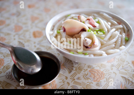 Close up di una ciotola di seppie con riso noodle Foto Stock