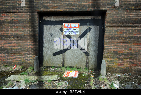 Wasteland intorno a dei derelitti Ministero della Difesa Preston caserma sito in Lewes Road Brighton che è dovuto per la rigenerazione Foto Stock