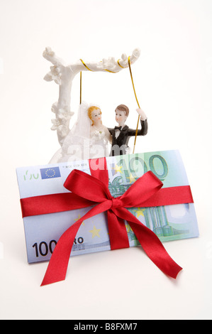 Close up di figurine e carta moneta con il red ribbon legato Foto Stock