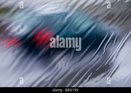 Guida auto in condizioni meteorologiche pericolose attraverso heavy rain su una autostrada Foto Stock