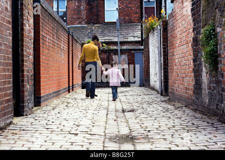 I giovani di etnia madre e figlia a camminare in un vicolo Foto Stock