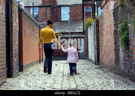 I giovani di etnia madre e figlia a camminare in un vicolo Foto Stock