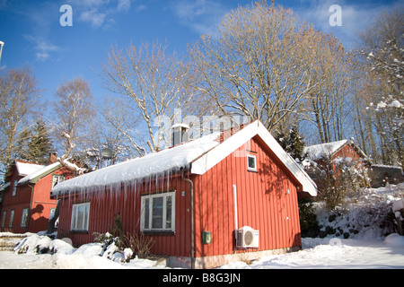 Coperta di neve tetto con ghiaccioli di una tradizionale casa norvegese Foto Stock