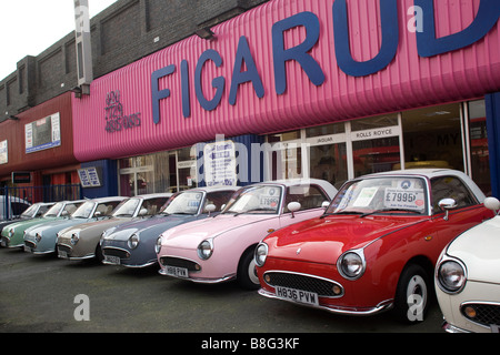 Fila di retrò Nissan Figaro automobili per la vendita a rivenditori di automobili Foto Stock