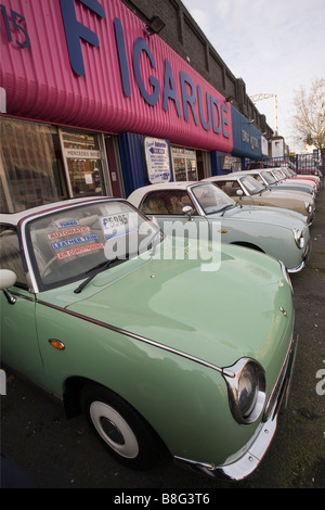 Fila di retrò Nissan Figaro automobili per la vendita a rivenditori di automobili Foto Stock