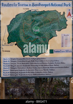 Mappa di riserva - segno in ingresso alla riserva della tigre a Bandhavgarh National Park, Madhya Pradesh, India Foto Stock