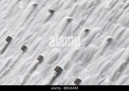 Cascata di acqua sopra il Caban Coch diga nella valle di Elan Powys Galles Centrale Foto Stock