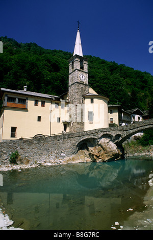 Italia, Valle d'Aosta, Valle del Lys, Fontainemore, fiume Lys e chiesa di Sant'Antonio Abate Foto Stock