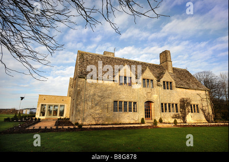 Un casale ristrutturato in Oxfordshire convertito in un efficiente dal punto di vista energetico a casa con una turbina eolica e fonte di massa riscaldamento REGNO UNITO Foto Stock