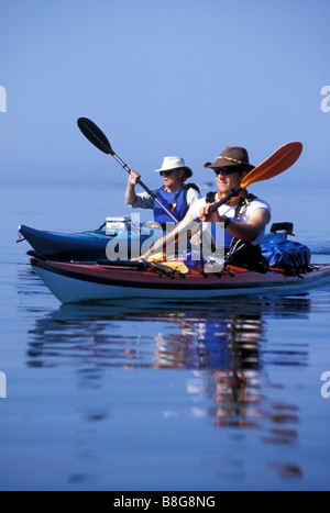 Sea kayakers su un calmo lago superior Foto Stock