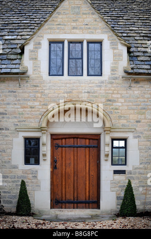 BESPOKE muratura circonda su un casale ristrutturato porta con una Pietra Cappa arcuato supportato da mensole scolpite REGNO UNITO Foto Stock