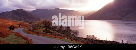 Una vista serale in autunno Crummock acqua nel distretto del Lago Foto Stock
