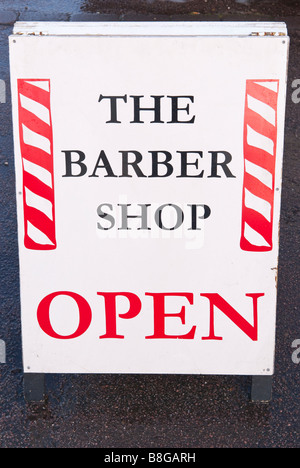 Il Barber shop open firmare al di fuori del Regno Unito i barbieri shop salon Foto Stock