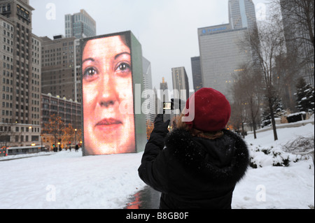 Stati Uniti Chicago in Illinois il Winter Millennium Park arte pubblica di Jaume da Plensa a Foto Stock