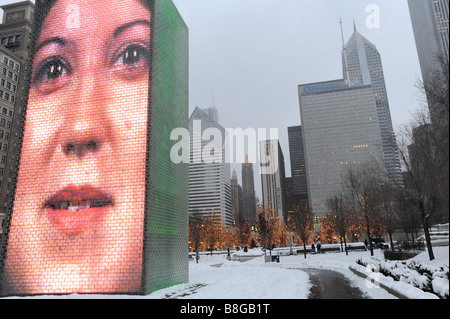 Stati Uniti Chicago in Illinois il Winter Millenium Park arte pubblica di Jaume da Plensa a Foto Stock