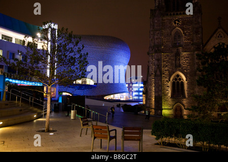 L'architettura di dal grande magazzino Selfridges contrasta con il St Martins chiesa Birmingham Inghilterra durante la notte Foto Stock