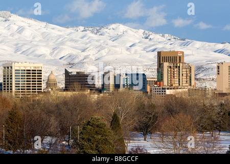 Coperta di neve colline e il centro cittadino di Boise Idaho USA Foto Stock