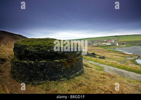 Vecchia cava di pietre edifici Abereiddy Pembrokeshire Wales UK Foto Stock