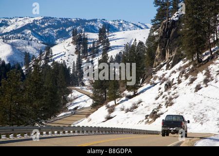 Carrello viaggia lungo la forcella del sud del fiume Payette durante l inverno nella contea di Boise Idaho Foto Stock