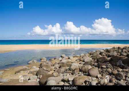 Gli escursionisti su Hanakapiai spiaggia sulla costa di Na Pali di Kauai Hawaii Foto Stock