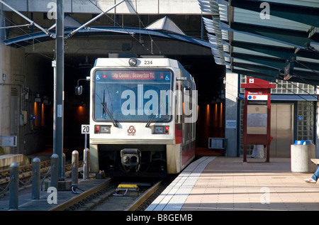 La max light rail dal sistema di trasporto pubblico in Portland Oregon USA Foto Stock