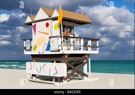 Bagnino di salvataggio in una capanna sulla spiaggia di South Beach a Miami Beach, Gold Coast, Florida, Stati Uniti d'America Foto Stock