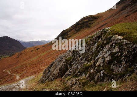 Un grosso masso in robusto vista campagna nel distretto del Lago Foto Stock