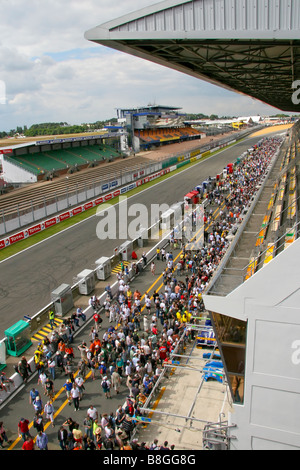 Vista della Le Mans pit lane e partenza direttamente il giorno prima della gara di 24 ore, Francia. Foto Stock