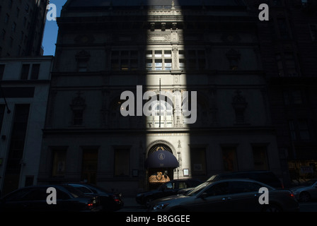 Un nastro di luce invernale progetti sull'Art Student s League edificio a Midtown a New York Foto Stock