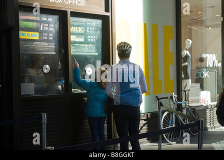 I frequentatori di cinema di attendere in linea per acquistare i biglietti presso il Lincoln Plaza Cinema Foto Stock