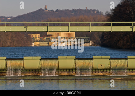 Il Hengsteysee (Lago Hengstey) un bacino idrico sul fiume Ruhr tra le città di Hagen, Dortmund e Herdecke, Renania Settentrionale-Vestfalia, Germania. Foto Stock