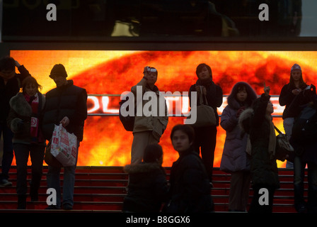Il nuovo parco dietro il rinnovato TKTS ticket booth in Times Square Foto Stock