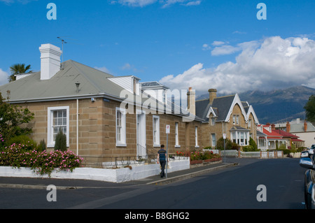 In stile Georgiano vecchie case di pietra in Hampden Road Battery Point Hobart Tasmania con il Monte Wellington in background Foto Stock