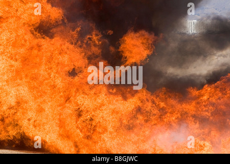 Il combustibile per jet fire in un aeroporto firefigher training facility a Boise Idaho USA Foto Stock