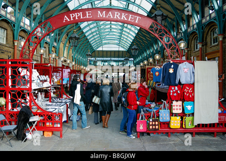 Gli amanti dello shopping navigando intorno a Covent Garden Il mercato coperto Foto Stock