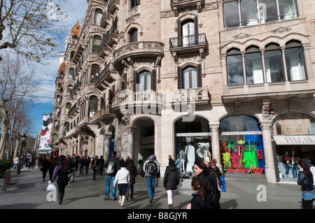 Shopping sul Passeig de Gracia nel quartiere Eixample, Barcellona, Spagna Foto Stock