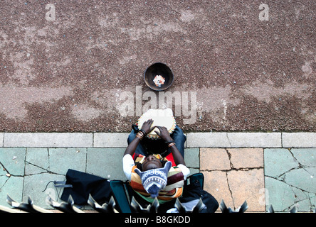 Street busker suonare il tamburo presa da sopra Foto Stock