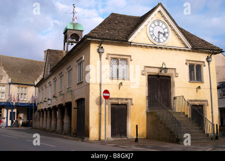 Il vecchio municipio e il mercato coperto nella città di mercato di Tetbury, Gloucestershire, Inghilterra. Foto Stock