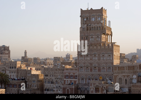 Vista su più piani case di fango a Sana'a, Yemen Foto Stock