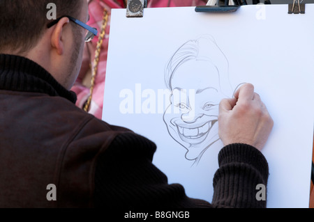 Street artist disegnando una caricatura di una giovane donna, Barcellona, Spagna Foto Stock