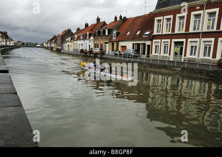 Canottaggio sul St Omer Canal France Foto Stock